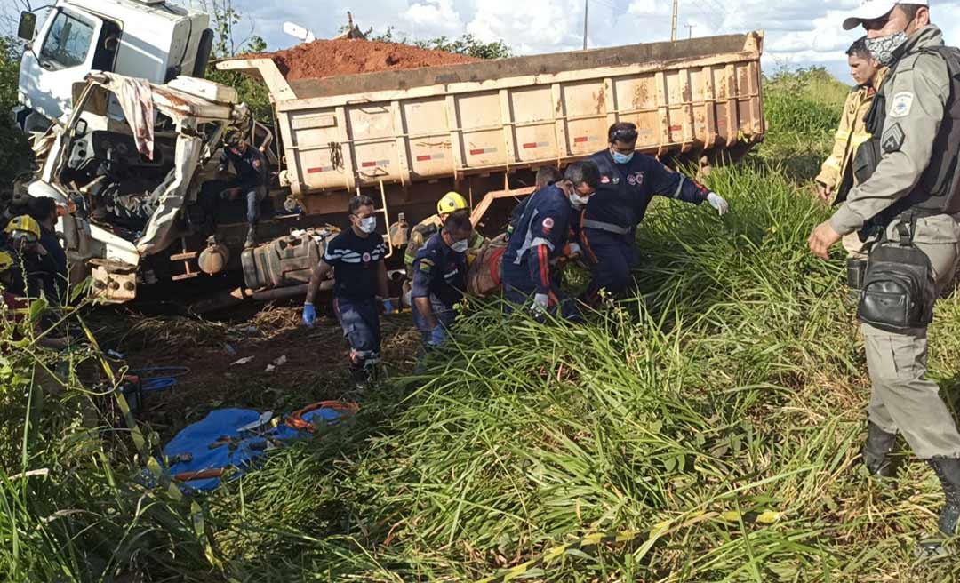 Colisão entre dois caminhões na BR-364 deixa motorista preso às ferragens