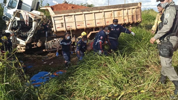 Colisão entre dois caminhões na BR-364 deixa motorista preso às ferragens