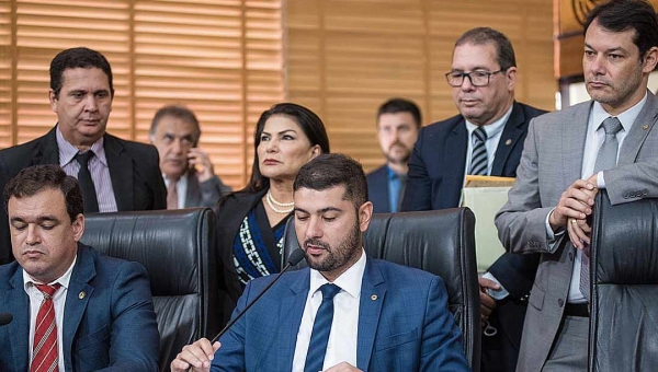 Declarando amor eterno e muitos agradecimentos, deputados reconduzem Nicolau à presidência