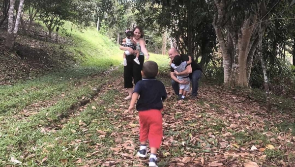 Casal paulista adota três irmãos acreanos durante a pandemia 