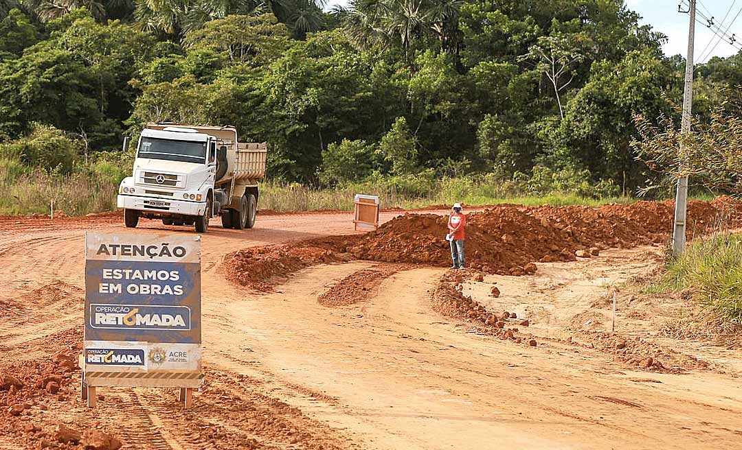 Obras para acesso à balsa entre Rodrigues Alves e Cruzeiro do Sul estão em fase final de terraplanagem