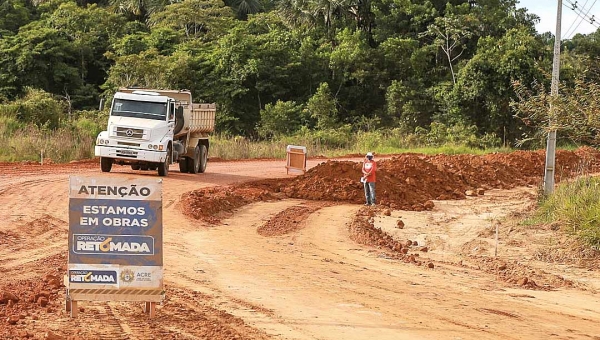 Obras para acesso à balsa entre Rodrigues Alves e Cruzeiro do Sul estão em fase final de terraplanagem