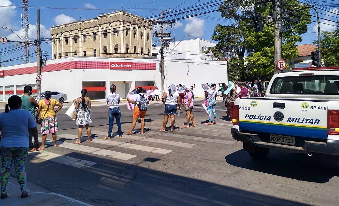 Pedindo liberação das visitas, mulheres de presos fecham o Centro de Rio Branco