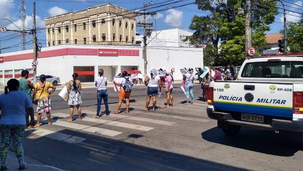 Pedindo liberação das visitas, mulheres de presos fecham o Centro de Rio Branco