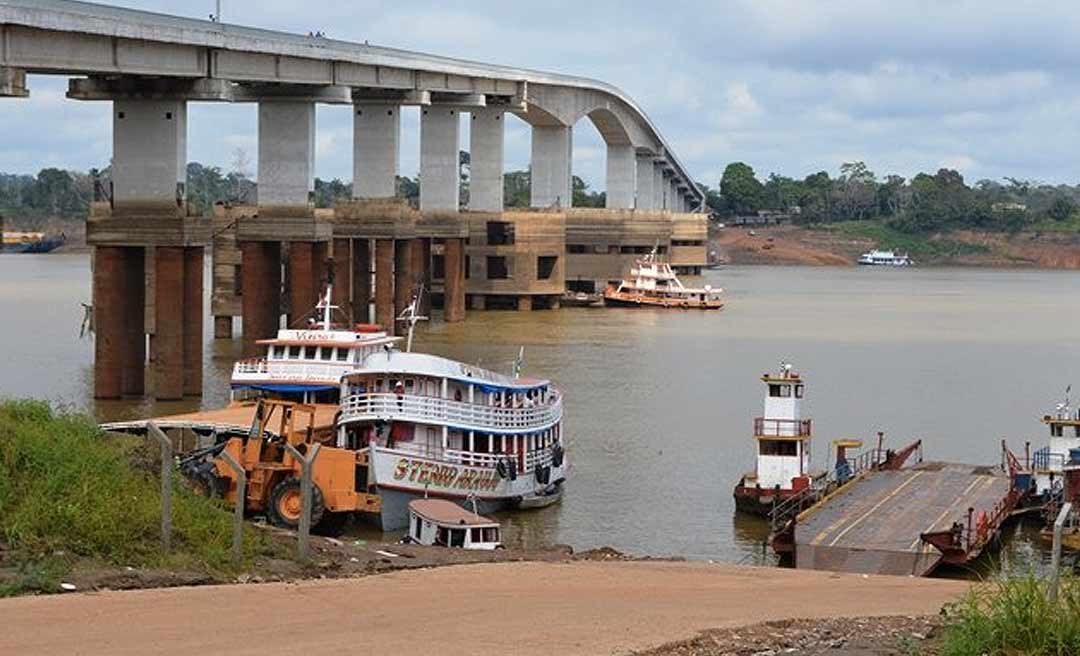 Enquanto ponte não é inaugurada, motoristas pagam caro em travessia de balsa no rio Madeira