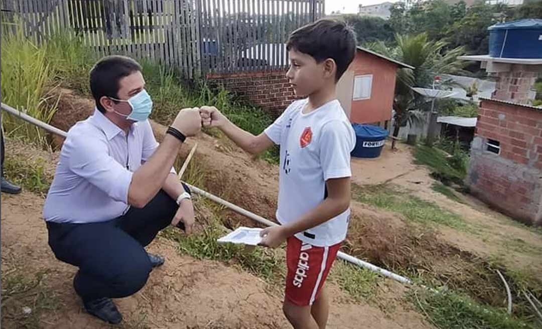 Garoto desenhista que sonhava conhecer Gladson tem encontro com o governador e ganha presente