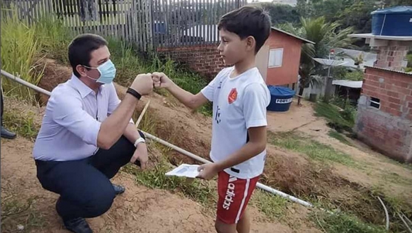 Garoto desenhista que sonhava conhecer Gladson tem encontro com o governador e ganha presente