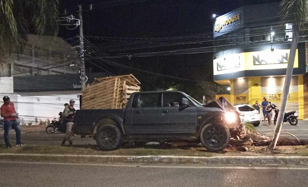 Motorista de caminhonete perde controle do veículo e colide contra poste da rede elétrica