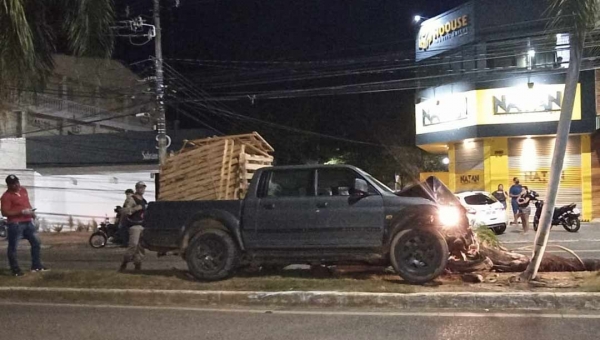 Motorista de caminhonete perde controle do veículo e colide contra poste da rede elétrica