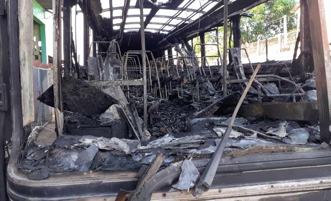 Ônibus é destruído por fogo em frente de oficina mecânica em Cruzeiro do Sul