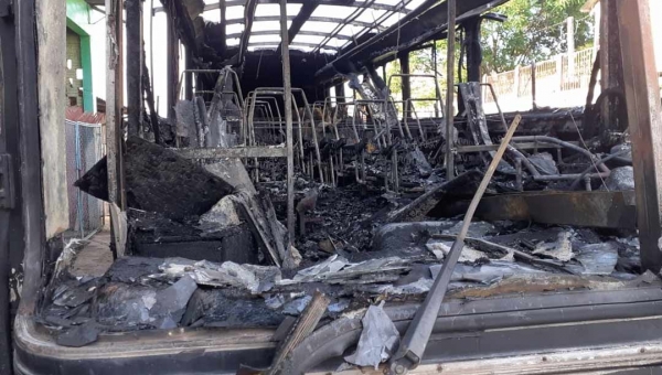 Ônibus é destruído por fogo em frente de oficina mecânica em Cruzeiro do Sul