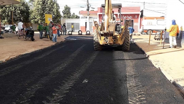 Prefeito André Maia faz investimento em asfalto na operação Tapa Buraco em Senador Guiomard