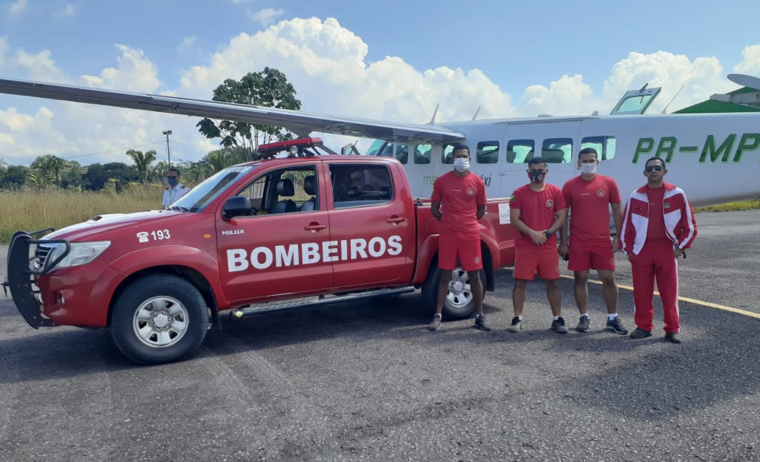 Bombeiros de Feijó embarcam para auxiliar nas buscas por policiais em Envira, no Amazonas