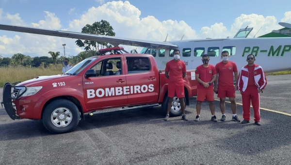 Bombeiros de Feijó embarcam para auxiliar nas buscas por policiais em Envira, no Amazonas