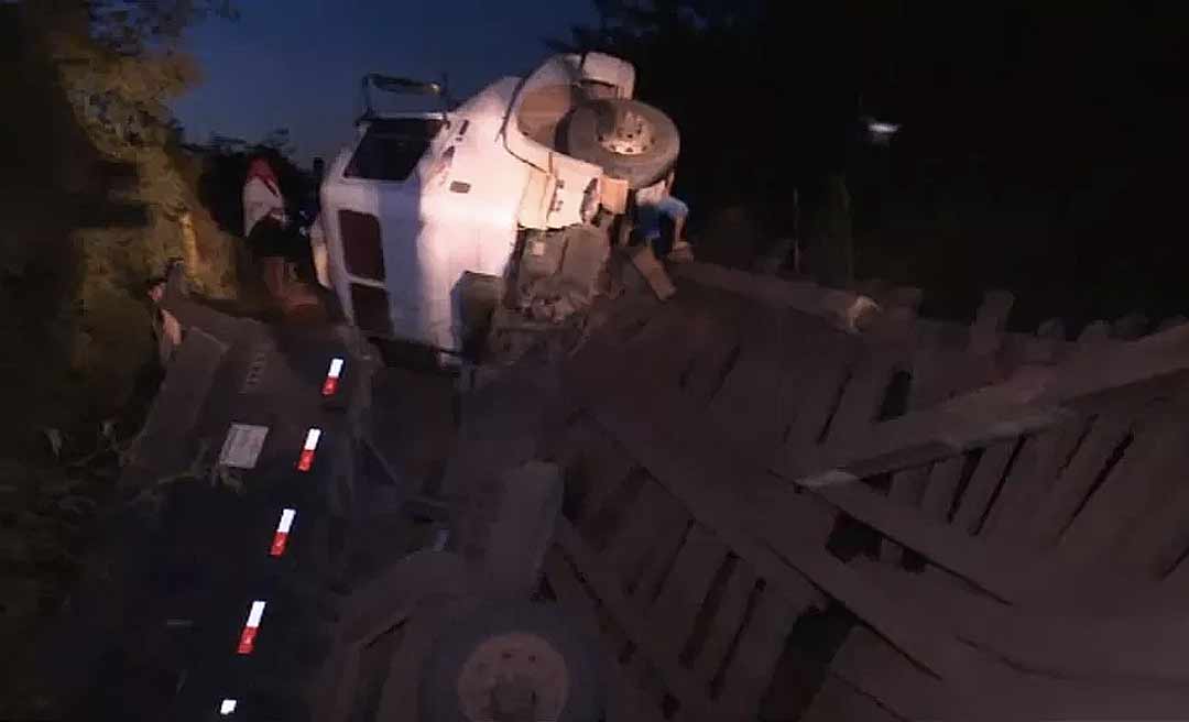 Caçamba carregada de barro cai dentro de igarapé após ponte romper, no Quixadá