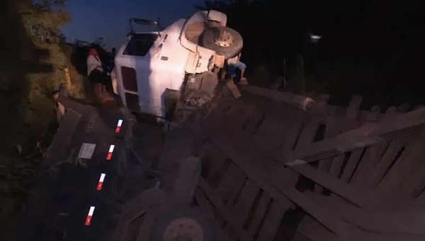 Caçamba carregada de barro cai dentro de igarapé após ponte romper, no Quixadá