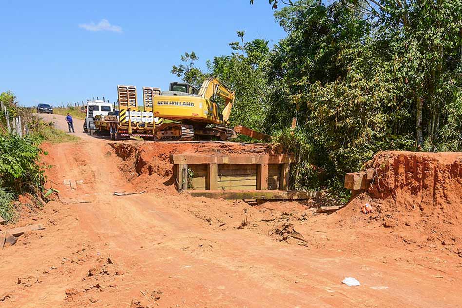 Prefeitura constrói desvio para manter o tráfego de veículos no ramal Boa Água