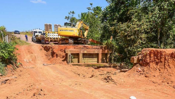 Prefeitura constrói desvio para manter o tráfego de veículos no ramal Boa Água