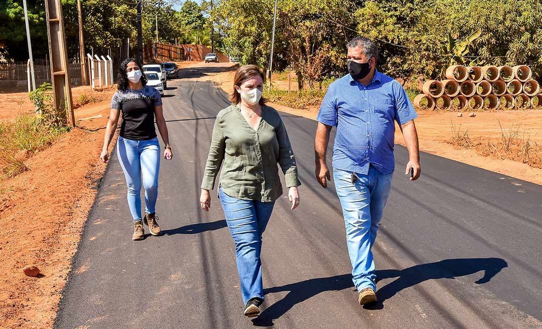 Prefeita Socorro Neri visita obras em andamento no município