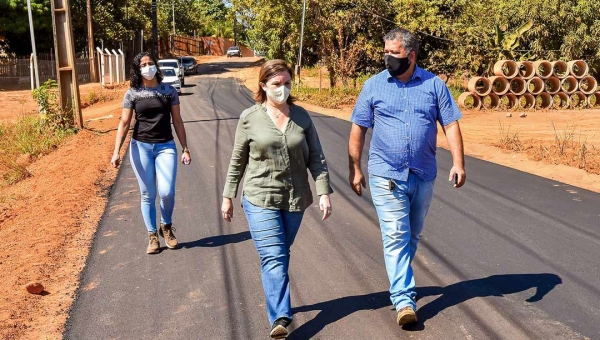 Prefeita Socorro Neri visita obras em andamento no município