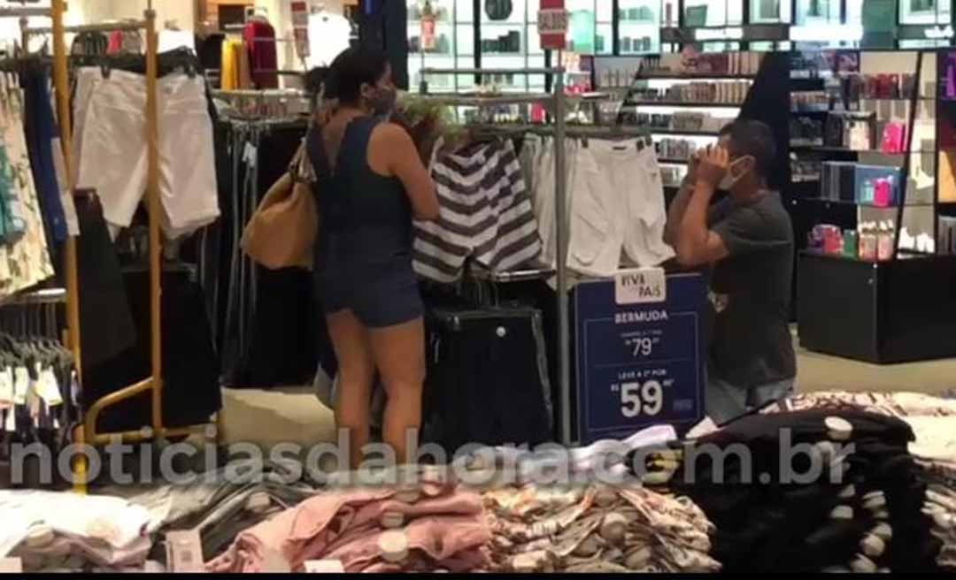 Homem se ajoelha pedindo reconciliação à mulher dentro de loja do Via Verde Shopping, mas é ignorado; assista