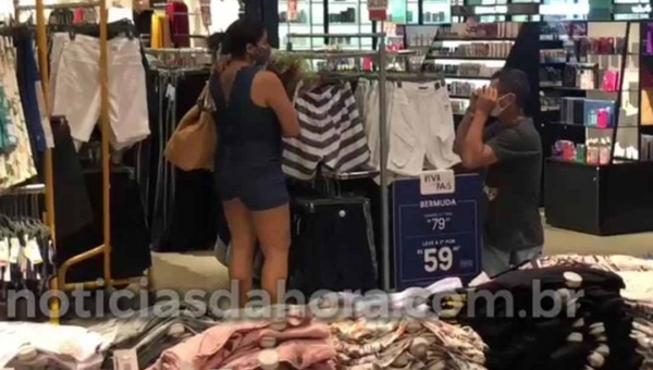 Homem se ajoelha pedindo reconciliação à mulher dentro de loja do Via Verde Shopping, mas é ignorado; assista