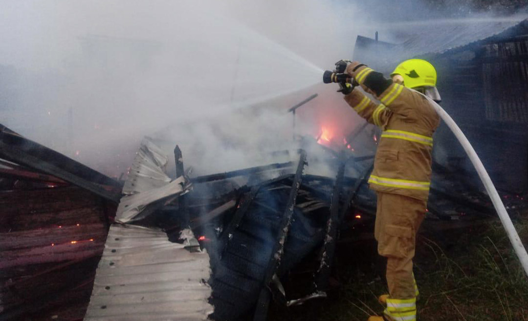 Incêndio destrói casa no bairro do Telégrafo em Cruzeiro do Sul 