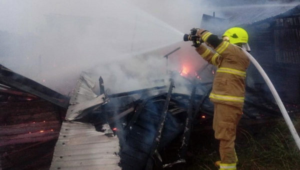 Incêndio destrói casa no bairro do Telégrafo em Cruzeiro do Sul 