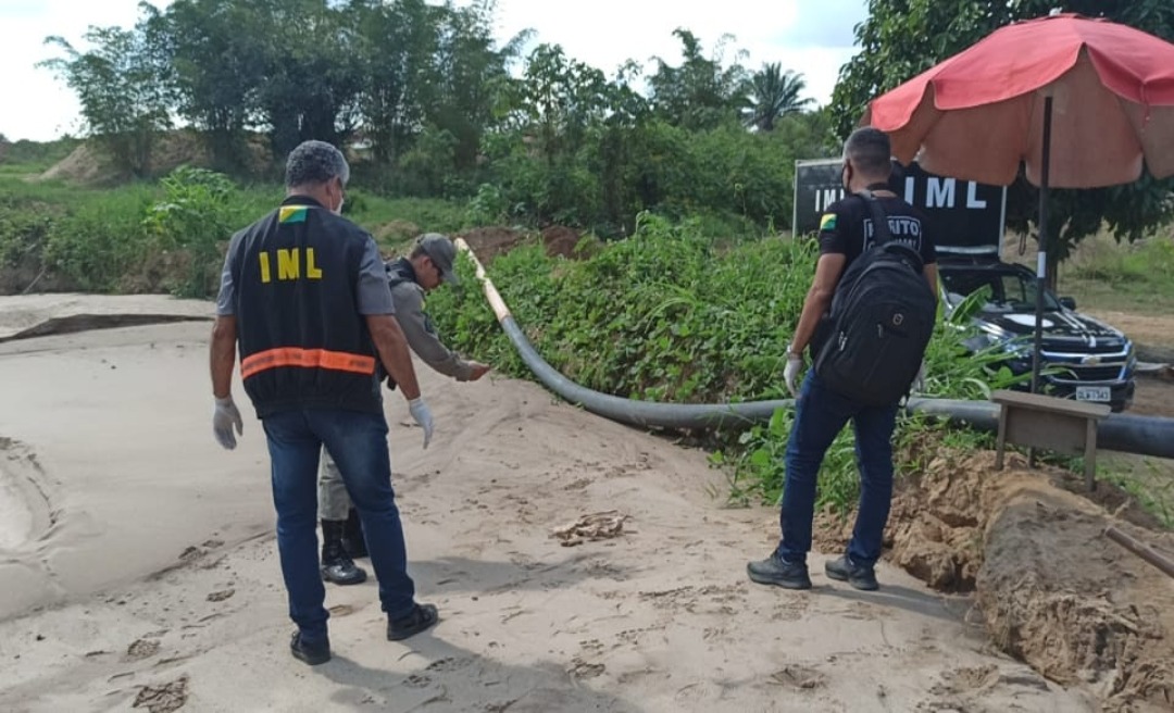 Trabalhadores de uma draga instalada no leito do Acre encontram possível ossada humana