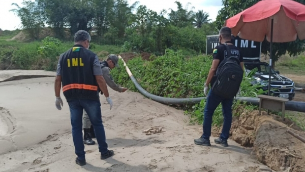 Trabalhadores de uma draga instalada no leito do Acre encontram possível ossada humana