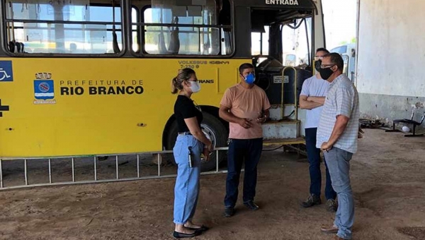 RBTrans vistoria garagem de empresa de ônibus