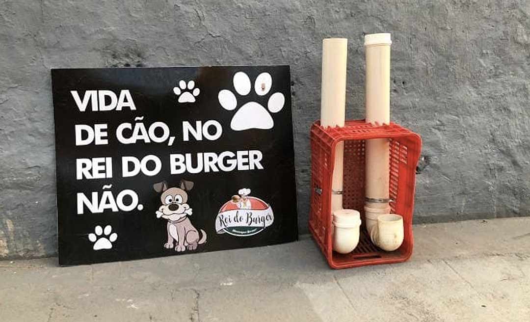 Hamburgueria cria comedouro para cachorro em calçada de Cruzeiro do Sul