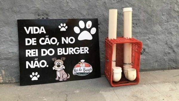 Hamburgueria cria comedouro para cachorro em calçada de Cruzeiro do Sul