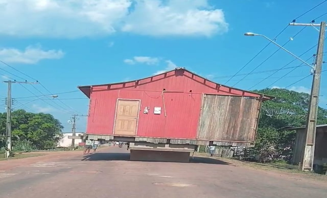 Em Boca do Acre, família muda de endereço e leva a casa em caminhão