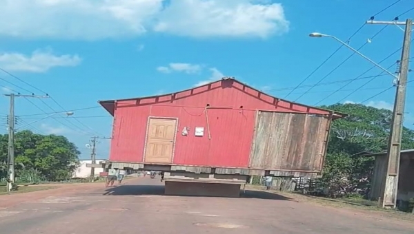 Em Boca do Acre, família muda de endereço e leva a casa em caminhão