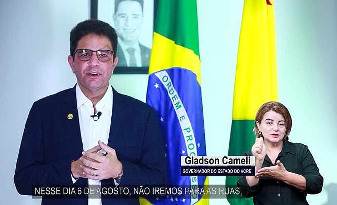 Em pronunciamento sobre a Revolução Acreana, Gladson beija a bandeira do Acre e cita a covid-19 como "inimigo impiedoso"