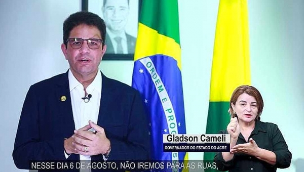 Em pronunciamento sobre a Revolução Acreana, Gladson beija a bandeira do Acre e cita a covid-19 como "inimigo impiedoso"