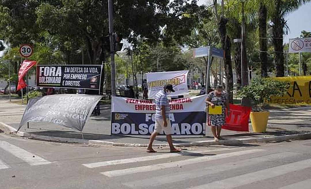 Grupos anti-Bolsonaro protestam contra o presidente no centro de Rio Branco