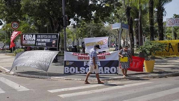 Grupos anti-Bolsonaro protestam contra o presidente no centro de Rio Branco