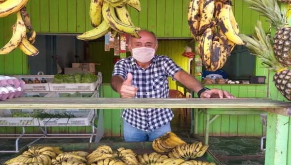 Sem desistir do "produzir para empregar", Bocalom posa em foto com bananas na Baixada da Sobral em pré-campanha