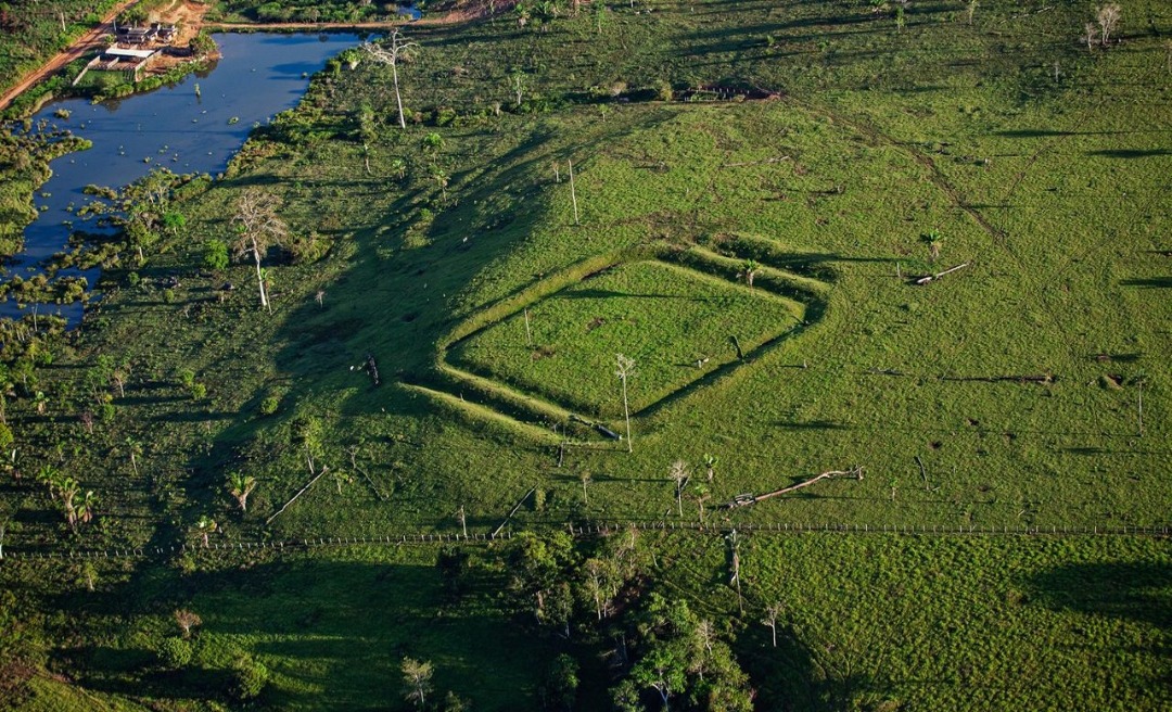 O que são os geoglifos milenares destruídos por trator na Amazônia acreana