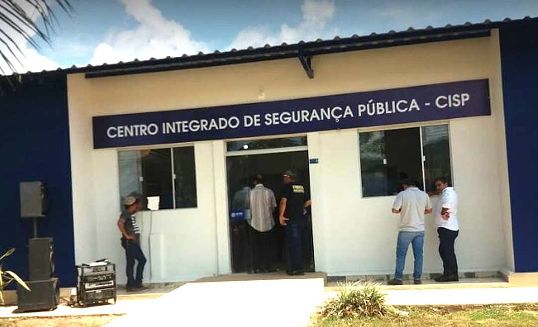 Família é sequestrada, feita refém por 9 horas e carros e dinheiro são levados pelos bandidos