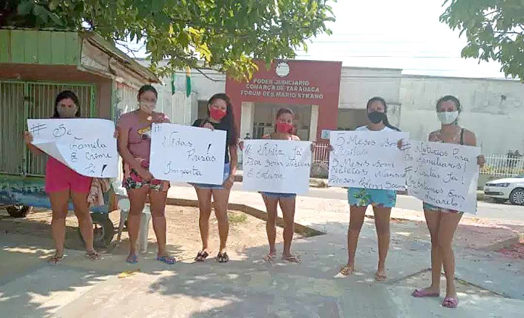 Familiares de presos protestam em frente ao Fórum de Tarauacá