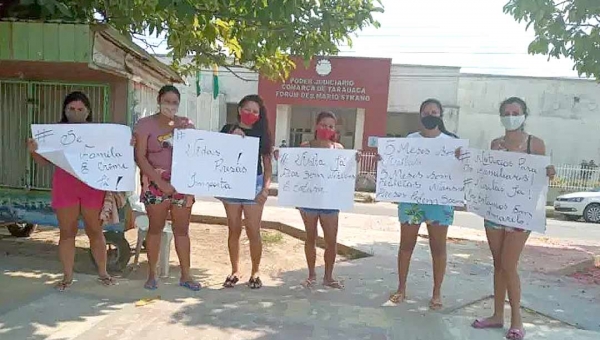 Familiares de presos protestam em frente ao Fórum de Tarauacá