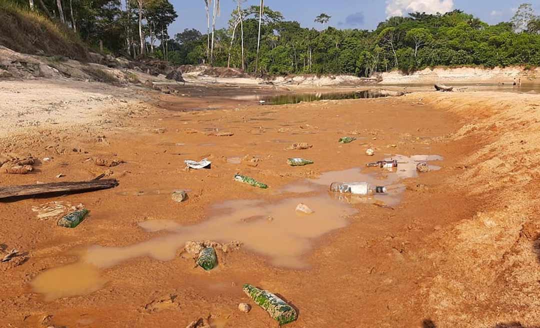 Lixo toma conta de Praia do Rio Môa, em Cruzeiro do Sul