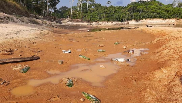 Lixo toma conta de Praia do Rio Môa, em Cruzeiro do Sul