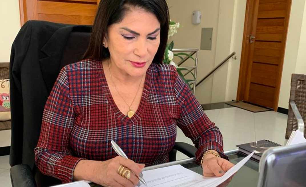 Antonia Sales denuncia empresa por falta de pagamento a servidores terceirizados da Educação