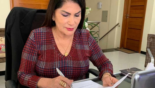 Antonia Sales denuncia empresa por falta de pagamento a servidores terceirizados da Educação