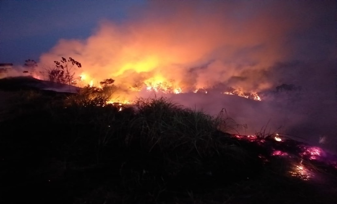 Incêndio destrói residências em Jordão; fogo começou em uma área de vegetação