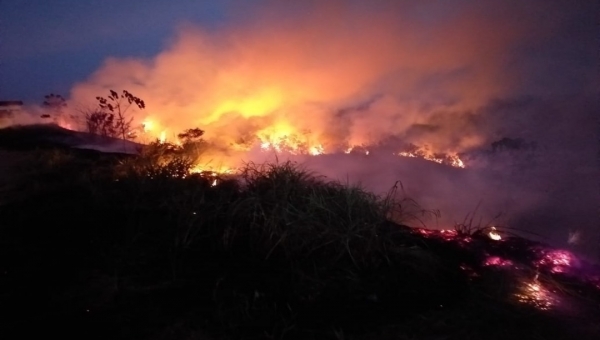 Incêndio destrói residências em Jordão; fogo começou em uma área de vegetação